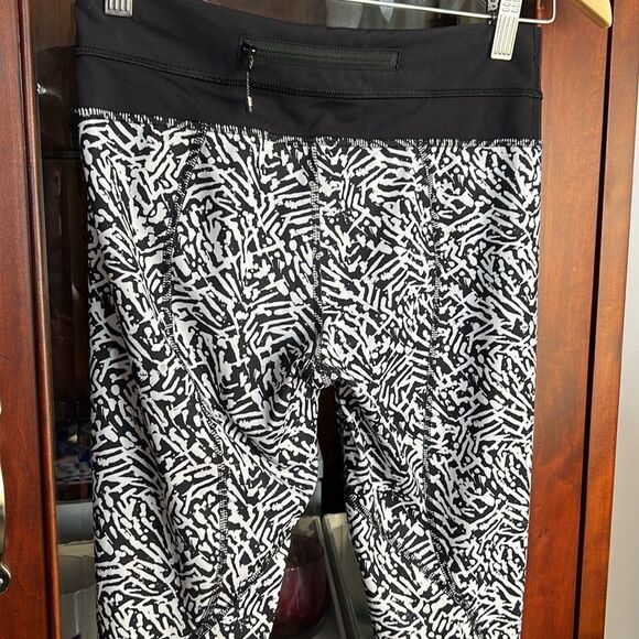 Lululemon Inspire Crop Animal Black White - Picture 8 of 10